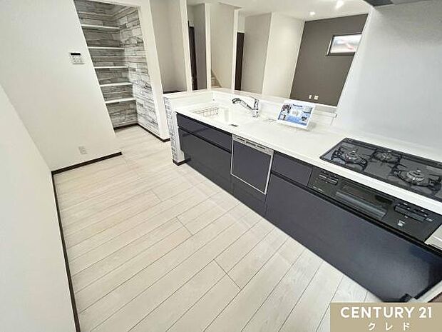 対面式キッチンからはリビング全体を見渡せ、家族との会話を楽しみながらお料理ができるのも魅力。小さなお子様がいるご家庭でも安心です。