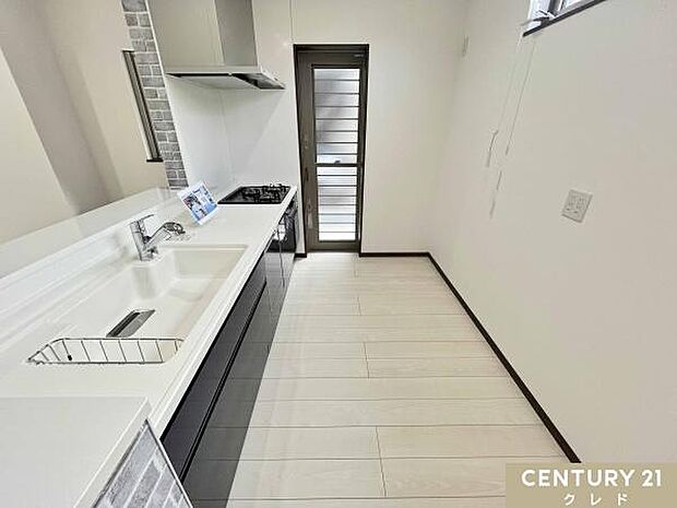 キッチンは大人2人が並んでもゆとりのある広さで、毎日の家事の時間も快適に。勝手口が付いているため、ゴミ出しや換気もスムーズにできます。