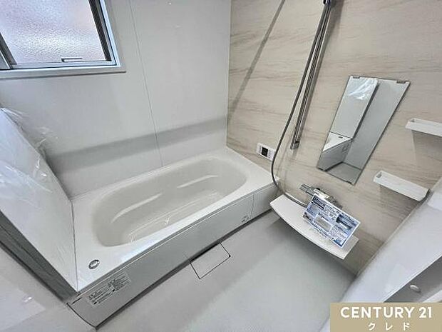 疲れたカラダを癒す一坪タイプのバスルーム。浴室暖房乾燥機＆ランドリーパイプも付いており、悪天候の日や花粉の季節でも安心して干せます。