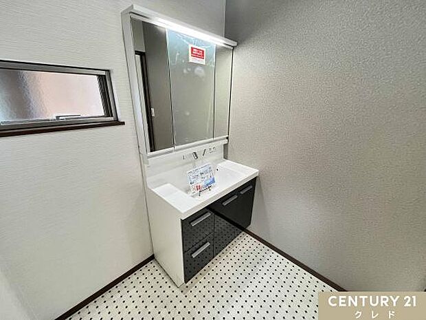 鏡の裏側がすべて収納スペースになっている三面鏡化粧台!壁付けタイプの蛇口は汚れがたまりにくく、お掃除の手間も軽減!床材が印象的でレトロモダンで可愛らしい空間です。