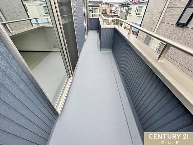 心地よい陽射しと爽やかな風が感じられる南西向きバルコニー。日中はたっぷりの光が差し込み、お洗濯物も気持ちよく乾かせます。