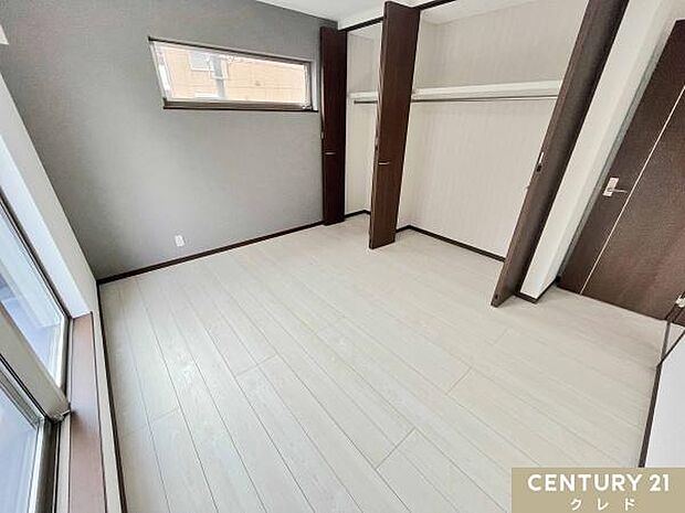 【洋室7帖】お住まいの中で最も広いお部屋は主寝室におすすめです。主寝室に2つのクローゼットを配置し、夫婦それぞれの収納スペースを確保。