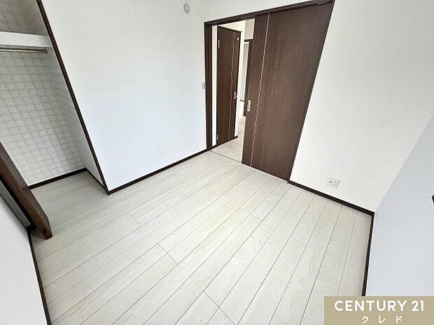 【洋室4.5帖】4.5帖の洋室は書斎など家族構成やライフスタイルに合わせてマルチに対応。机やベッドを配置し、作業空間やリラックスできる場所として活用できます。