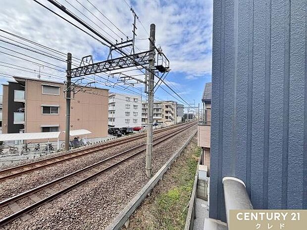 視界を遮る建物がなく、空を広く感じられる気持ちの良い眺望です。風通しが良く、暖かい陽光が部屋の奥まで届きますね。