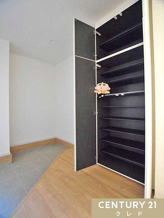 家族分の靴をたっぷり仕舞えるシューズボックス!三輪車やベビーカーも置けるゆとりがあり、小さなお子様のいるご家族も安心です。