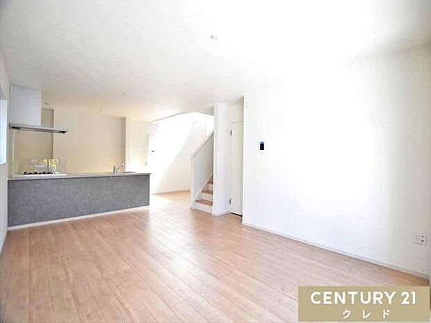 【LDK21.3帖】家族の笑顔が集まる、21.3帖のゆとりあるLDK。一体感を感じられるリビングイン階段でお子様の姿も見れて安心。