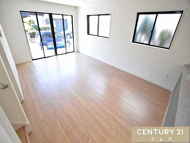 【LDK21.3帖】明るく開放的な空間が家族の笑顔を包みます。家族みんながゆったりと過ごせる広さで、大型ソファやダイニングテーブルを置いても空間に余裕があります。