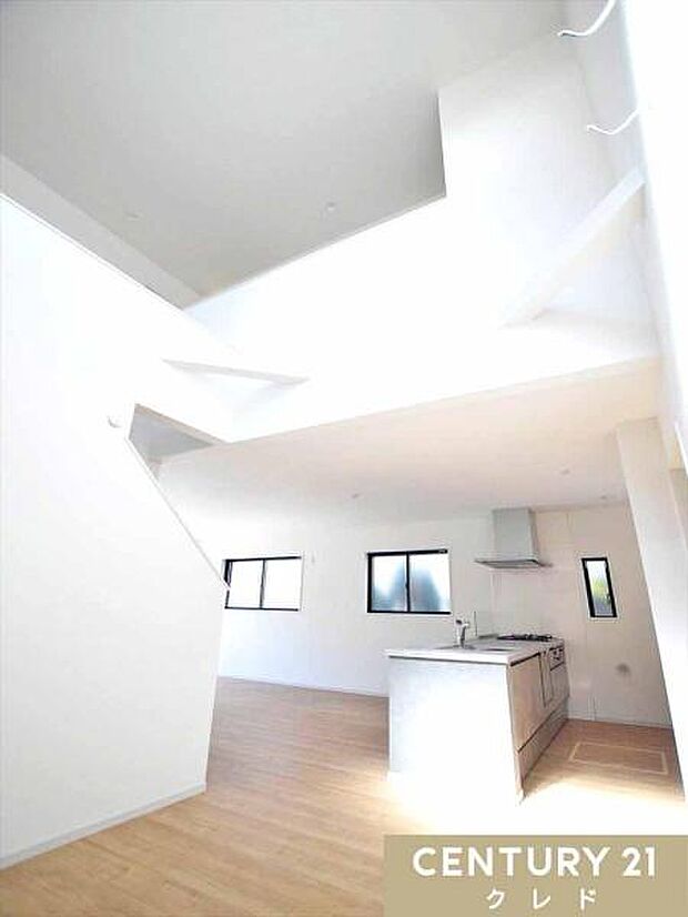 【LDK21.3帖】吹抜けのある伸びやかなリビングは、家族の声が響き合う、特別な空間。高窓から降り注ぐ自然光が空間をやさしく満たし、一日中明るく心地よい暮らしを実現。