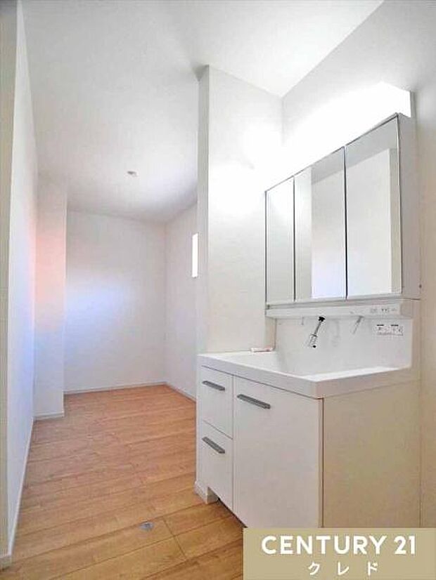 窓付きリネン庫は、タオルや日用品を収納できる便利な空間。自然光が差し込むため湿気がこもりにくく、清潔な状態を保ちやすいのが嬉しいポイントです。