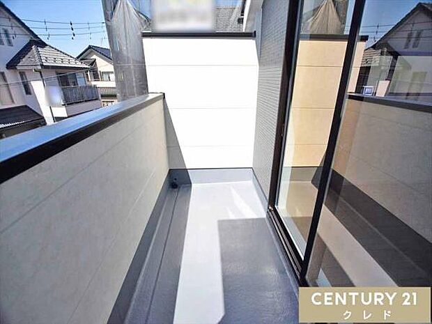 主寝室からつながるバルコニー。洗濯物が乾きやすく、家事の時短にも貢献します。室内にも暖かな陽光を取り入れることができます。