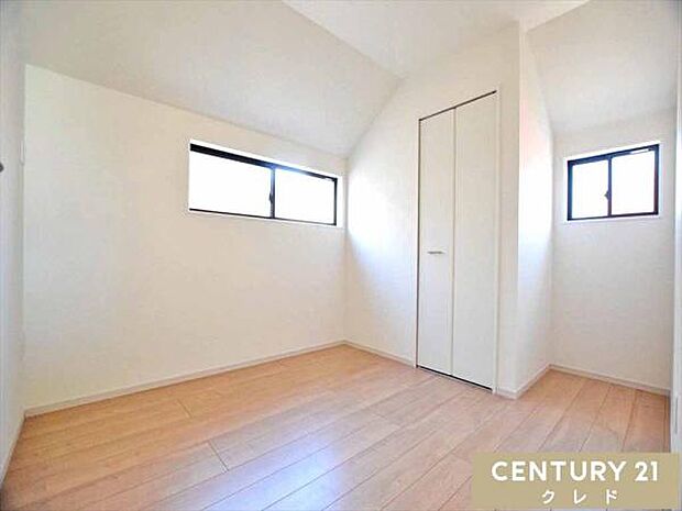 【洋室5.2帖】2面に設けられた窓から光が差し込む、明るく風通しのよいお部屋。クローゼットで収納もしっかり確保されています。