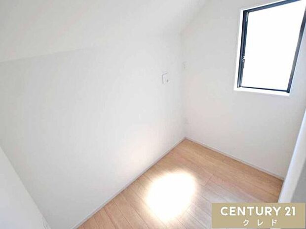 【洋室3.5帖】在宅ワーク用の書斎、収納などコンパクトながらも使い勝手の良いお部屋。暮らし方に合わせて柔軟に使えます。