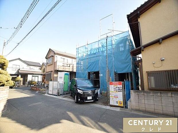 並列3台駐車可能なカースペース付き（車種による）来客時はもちろん、将来お子様が免許取得時に便利ですね。