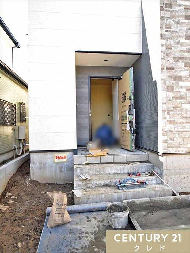 玄関にはシューズボックスはもちろん、ベビーカーやアウトドア用品も置ける土間収納があります。収納充実です!