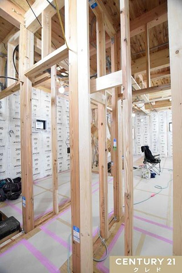 防水シートの施工中です。雨漏りや壁の中の腐食を防ぐ重要な役割をしています。