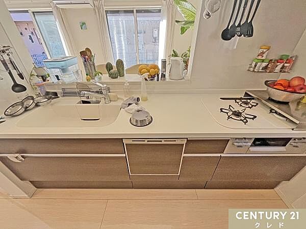 収納豊富なシステムキッチンは動線にゆとりを作り、住空間を広く確保。キッチンツールなどもすっきりと収納することができ毎日のお料理やお掃除も快適に行うことができます。