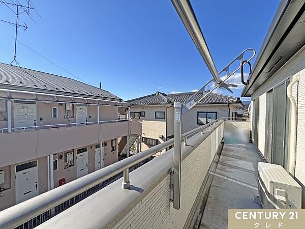 お住まいバルコニーからの眺望です。陽当たりの良い住宅街エリアのバルコニーからは、晴れた日には青々と広がる空を眺めることができます。