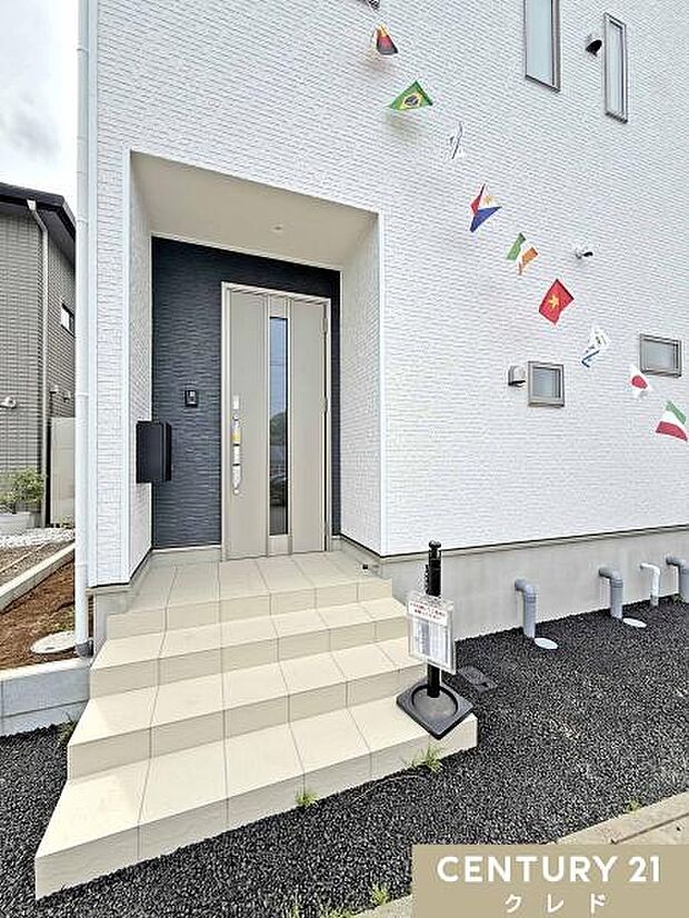 防犯カメラと人感センサー付き玄関灯を完備し、セキュリティ面に配慮した安心の玄関まわり。夜間のご帰宅時も明るく出迎えてくれ、防犯性も高まります。