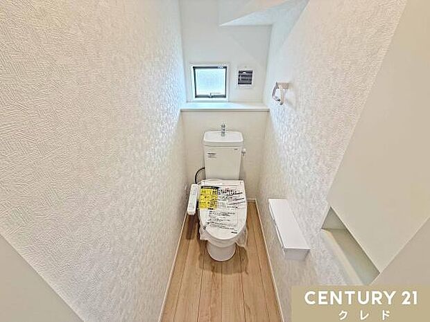 窓から自然光が入り、明るく爽やかな印象のトイレです。温水洗浄便座付きで毎日快適。お手入れもしやすく、清潔な状態を保ちやすいのも魅力です。