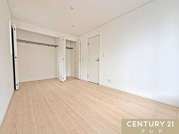 【洋室6.75帖】南バルコニーから優しい光が差し込む、明るく心地よい洋室。壁一面のクローゼットを完備しており、衣類や小物もたっぷり収納できます。