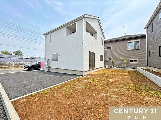 58坪のゆとりある敷地だから叶う、並列2台駐車可能なカースペースと開放的なお庭。BBQやガーデニング、お子様の遊び場など、ご家族での休日をより豊かに彩ってくれる、うれしい設計です。
