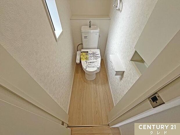 使い勝手の良い温水洗浄便座に、手洗い一体型タンクを備えたトイレ。棚収納もあり、ペーパー類や小物をすっきり片付けられます。