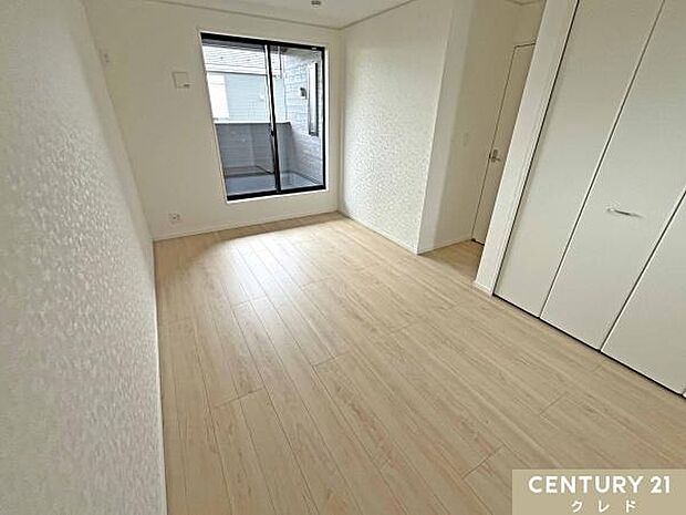 【洋室8帖】南向きバルコニーに面した大きな窓からたっぷりと光が入り、室内に明るさと開放感をもたらします。大きなベッドを置いてもゆとりがある広さは主寝室にピッタリ！