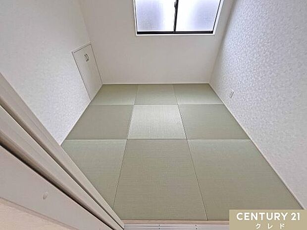【和洋室4.5帖】リビング横には和室も隣接。扉を開け放てばさらに広々とした空間としてご利用いただけます。キッズスペースにもピッタリ！