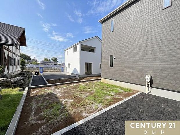 お住まいの2カ所にお庭があります。ウッドデッキの設置、ガーデニング、家庭菜園など、理想の庭づくりをゼロから楽しめます。