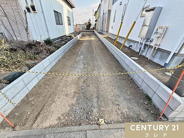 道路から一歩入った旗竿地は通りからの視線が届きにくいのでプライベート感の高い暮らしを叶えます。周辺は落ち着いた住宅街となっており、新しい生活を始めるのにふさわしい住環境。