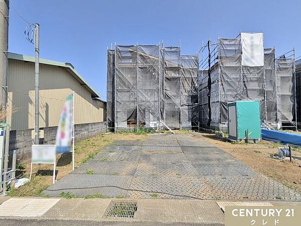 建物の骨組みとなる木材を設置し、基本的な構造を組み立てます。これにより建物の強度や耐震性を確保します。