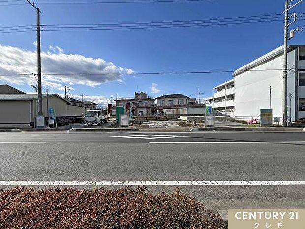 並列3台駐車可能なカースペース。通勤やお子様の送り迎え、毎日のお買い物などご夫婦でお持ちの方も便利にお使いいただけます。