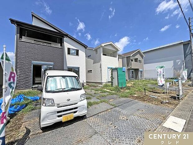 カースペースは全棟並列3台駐車可能。南東道路に面した立地で、室内にも暖かな陽光が差し込む明るく開放的な住まいです。