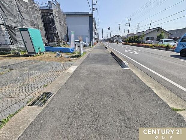 カースペースには全棟並列3台の車が駐車可能！南東に面した道路は室内にも暖かな陽光が入ります。