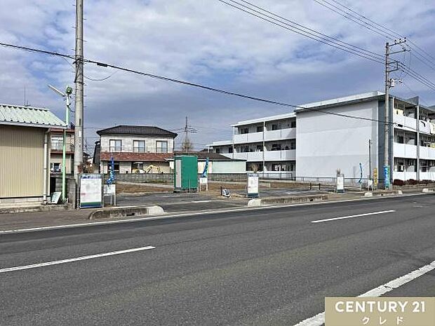 東武越生線「一本松」駅徒歩6分。前面は南東16mの公道で陽当り良好。歩道が整備されているため、お子様とのお出かけの際も安心です。