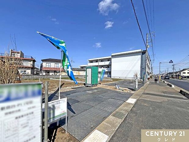 全棟、敷地51坪超！並列3台駐車可！前面道路は幅員16ｍ（歩道を含む）あり、車のすれ違いも安心。