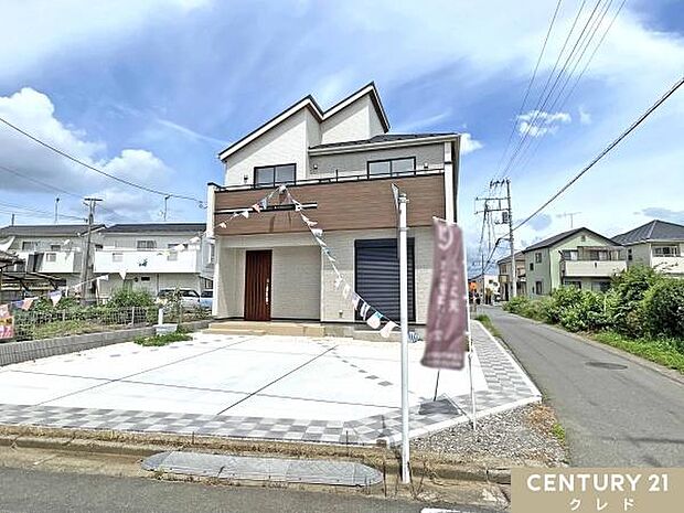 駐車場には並列3台の車が駐車可能です。共働きの御夫婦や大きな車をお持ちの方にもオススメのゆとりの造りです。急な来客時も安心です。