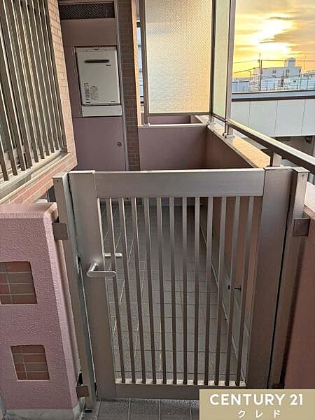 プライベート感あふれる門扉付き専用ポーチは、ベビーカーやアウトドア用品の一時置きにも便利です。