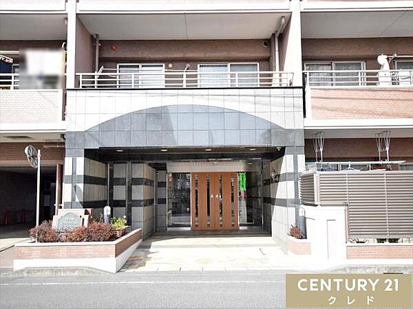 隅々まで清掃が行き届いた、清潔感あふれるエントランス。防犯カメラの設置に加え、日中は管理人が勤務しているためセキュリティ面も安心です。
