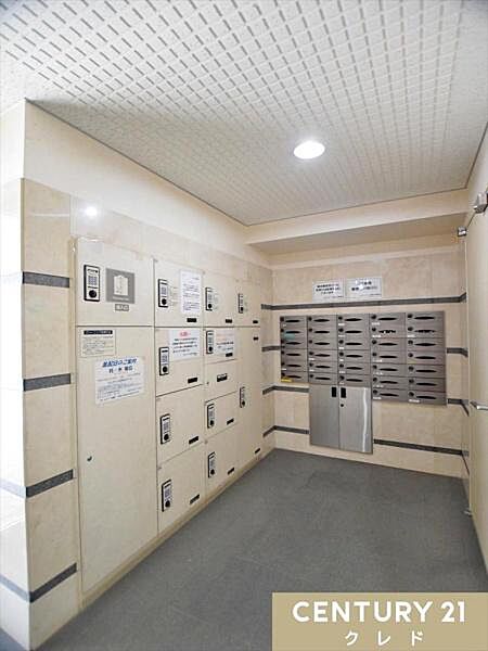 【宅配ボックス】不在時にも荷物の受け取りが可能！荷物の受け取りが難しい人や、ネットショッピングを利用する人には嬉しい設備ですね！