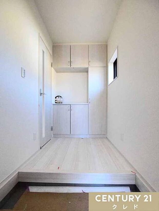 上下に収納を備えた大容量のシューズボックスで、玄関まわりをすっきりと保てます。小窓からの採光もあり、明るく開放的な住まいの顔です。