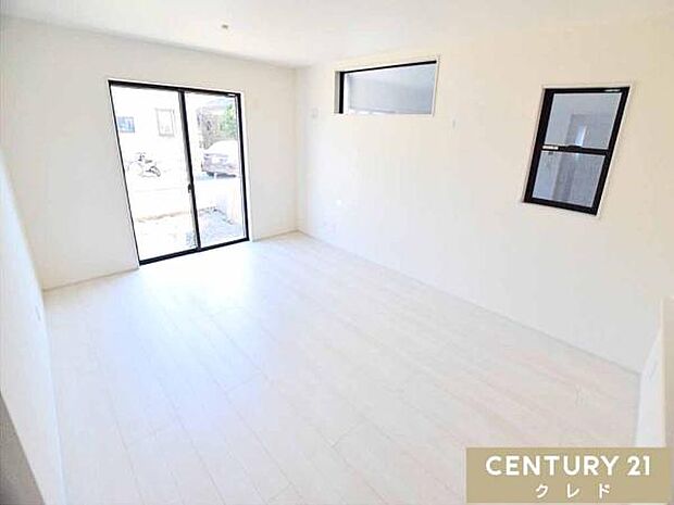 【LDK16帖】16帖のリビングは、明るい光がたっぷりと入る居心地の良い空間。ご家族みんなが自然体で心地良く過ごすことができます。