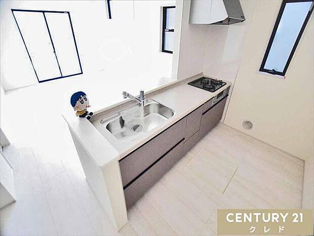 キッチンは大人2人が並んでもゆとりのある広さで、毎日の家事の時間も快適に。リビングで遊ぶお子さまを見守りながら調理ができるので、毎日の家事も安心ですね。