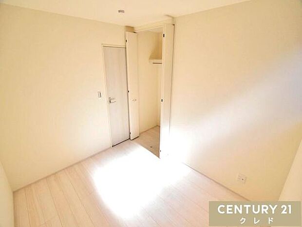 【洋室5.25帖】お子様の勉強部屋にも適した広さ！勉強机や本棚などの家具を置いてもフリースペースも確保することができます。