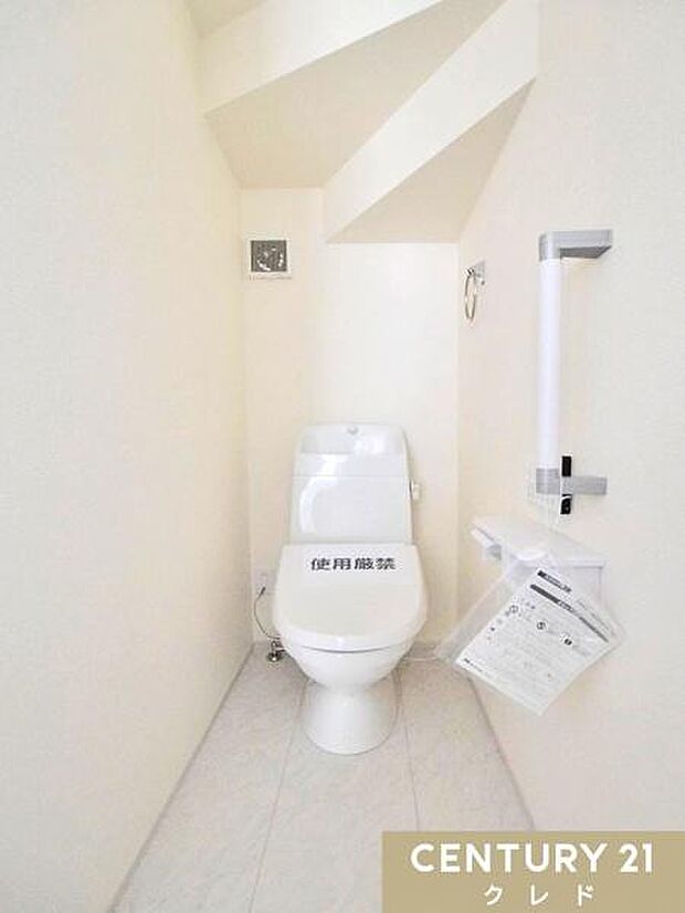 快適性と衛生面を兼ね備えたウォシュレット機能付きトイレ。お手入れもしやすく、清潔な状態を保ちやすいのも魅力です。