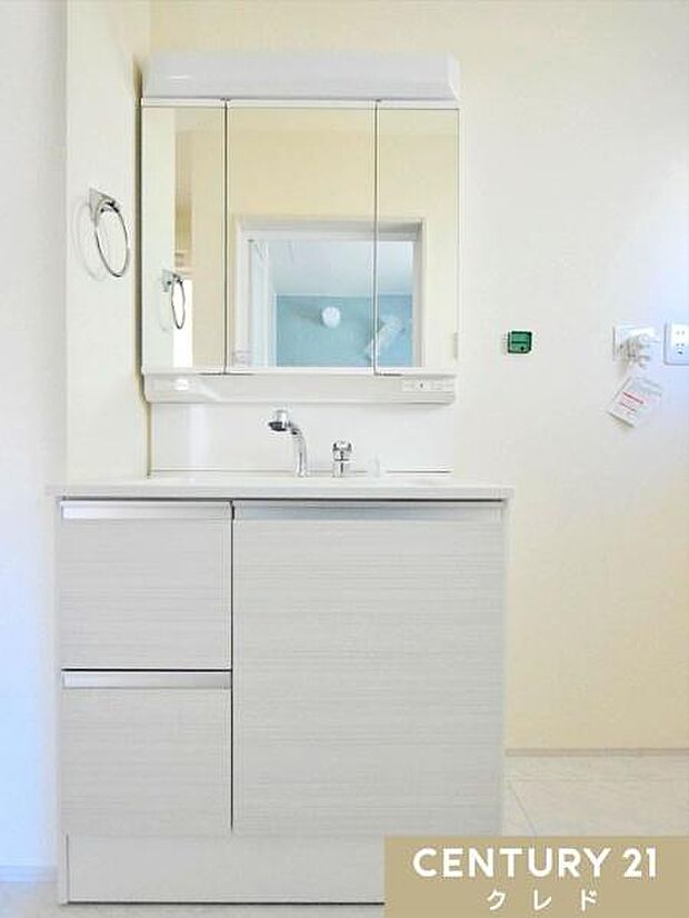 洗面室には収納豊富な三面鏡化粧台を完備。鏡裏や足元のスペースを無駄なく活用し、日用品をスッキリ収納できます。