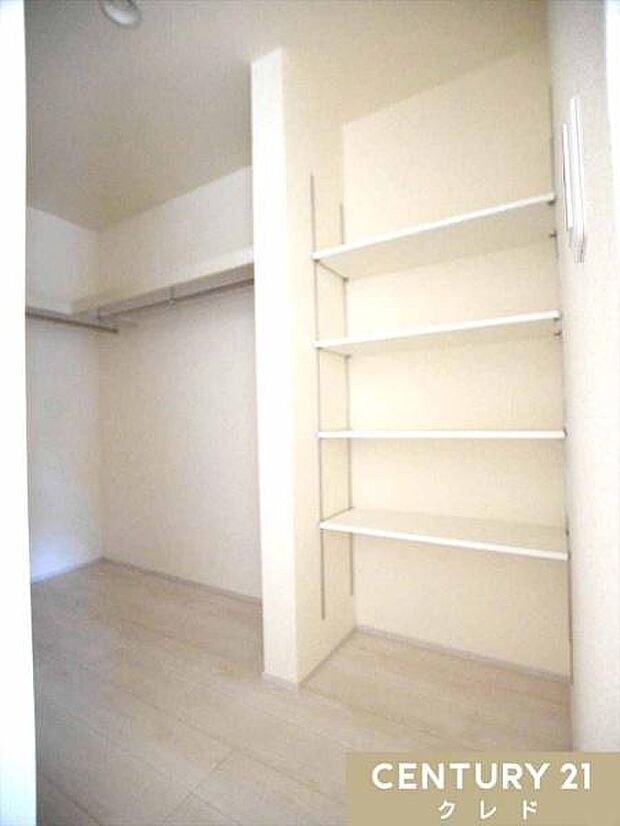 1階リビング横に設けられたウォークインクローゼット。ハンガーパイプと可動棚を備え、衣類や小物をたっぷり収納できます。