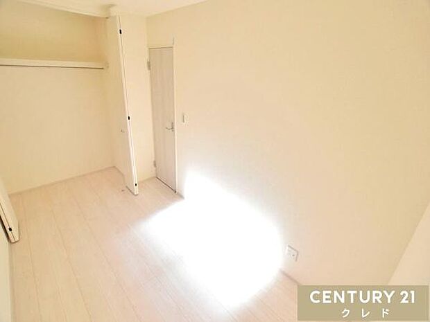 【洋室5帖】ホワイト×木目調の明るく清潔感のある洋室。シンプルな内装なので、お好みの家具を置いて自分好みの空間を作れます。