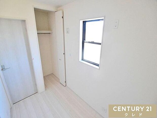 【多目的ルーム】収納スペースとしてはもちろん、デスクを置いて書斎やワークスペースなど、ライフスタイルに合わせて多目的に使える便利な一室です。