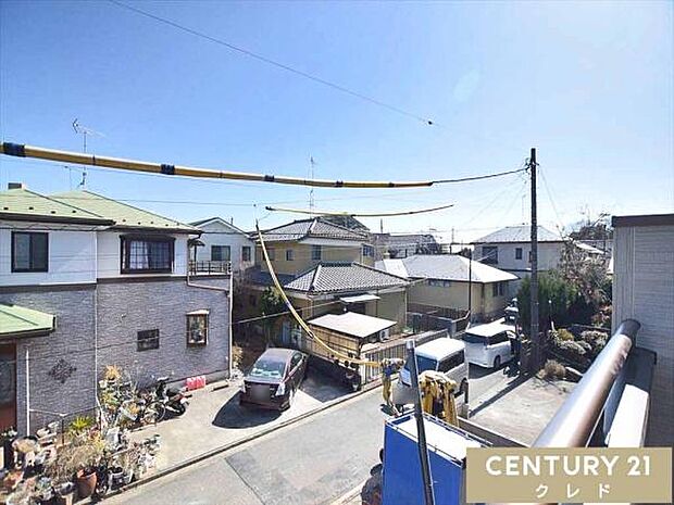 バルコニーからの眺望です。晴れた日には青空が広がり、心地よい風に包まれながら、ゆったりとした時間をお過ごしいただけます。